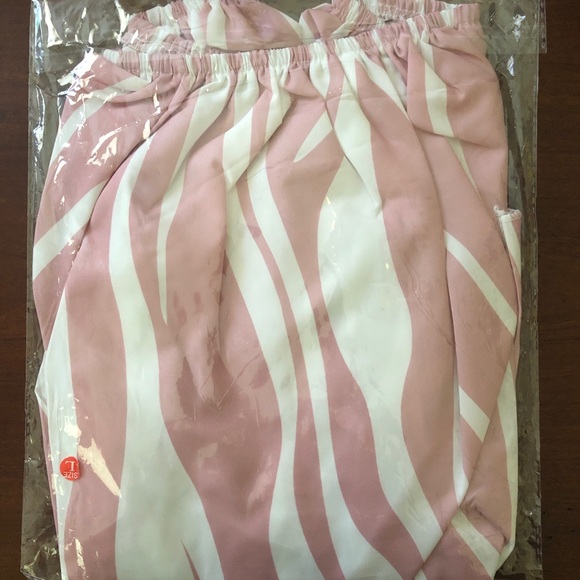 ❣️SALE❣️ 🆕 S/M Pink & White Off-the-Shoulder Top - Picture 14 of 14